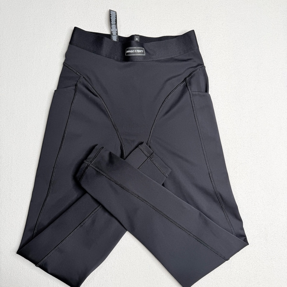 Savage X Fenty Lineup High-Waist Pocket Legging•Black - Picture 5 of 14